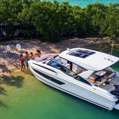 personas en catamaran fondeo playa