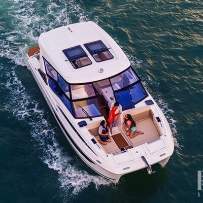 personas en solarium catamaran blanco