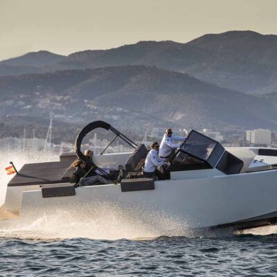 personas yate velocidad crucero