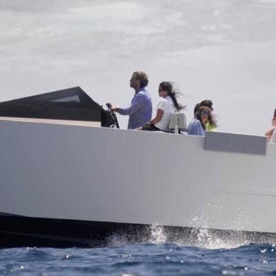yate blanco navegando