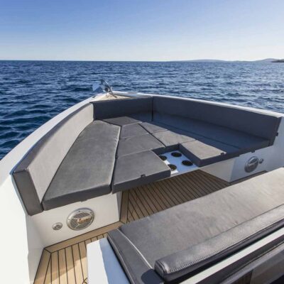 proa yate blanco