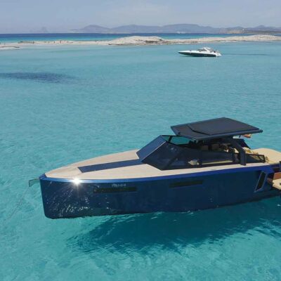 yate azul fondeo