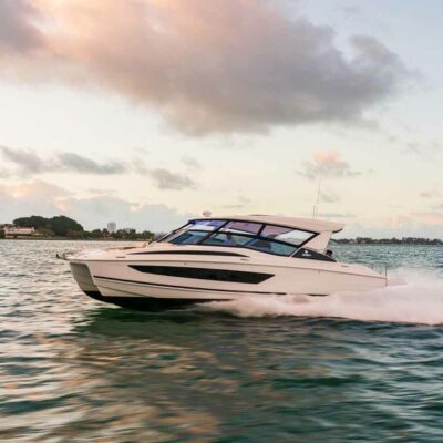catamaran blanco navega