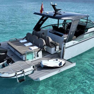 yate fondeo plataforma estribor abierta