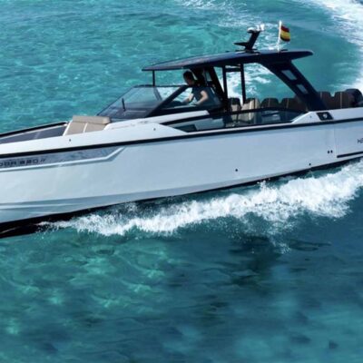 yate blanco navega crucero