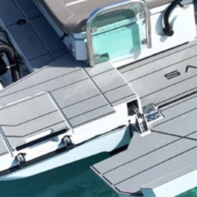 detalle yate plataforma estribor abierta