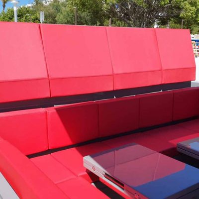 terraza mesas yate asientos rojos