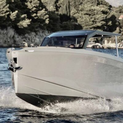 yate lancha motora navega crucero