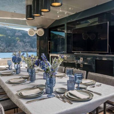 yate grande mesa comedor terraza