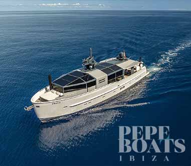 yate blanco grande navega