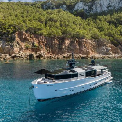 yate grande proa fondeo