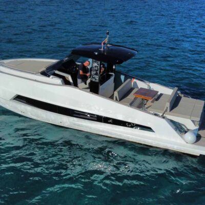 yate blanco fondeo