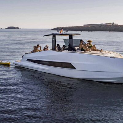 yate blanco personas fondeo