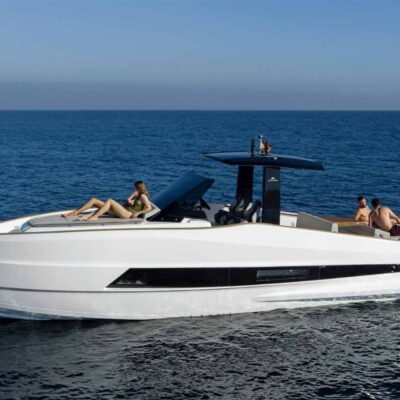 yate blanco fondeo alta mar