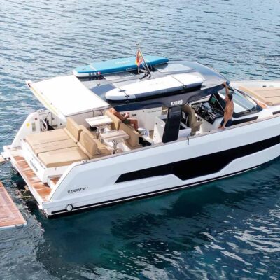 yate blanco fondeo estribor
