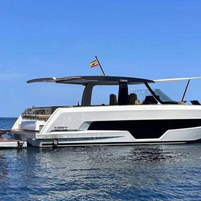 yate blanco fondeo estribor