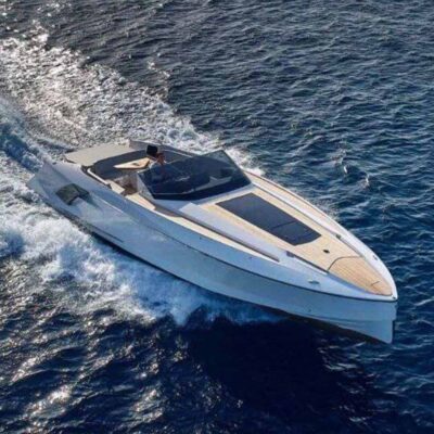 yate blanco navega crucero