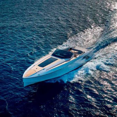 yate blanco navega proa