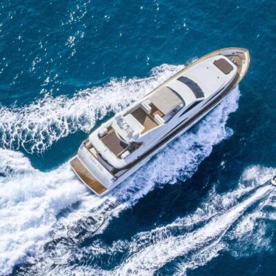 yate navega crucero
