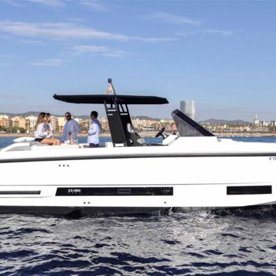 yate blanco personas fondeo