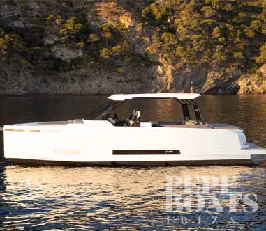 yate blanco fondeo isla