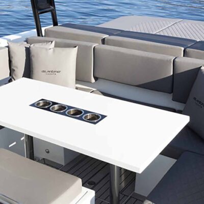 mesa yate blanca asientos sofa