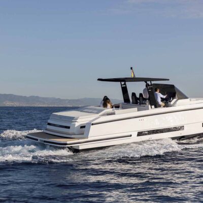 yate navega crucero
