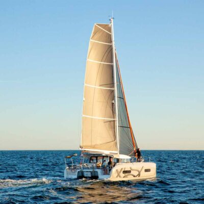 catamaran velas navega