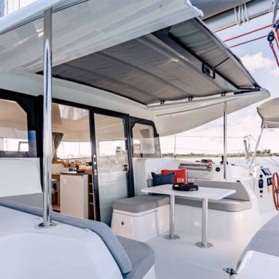 terraza barco mesa sofas