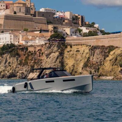 yate navega delante isla