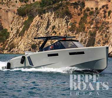 yate blanco navega estribor