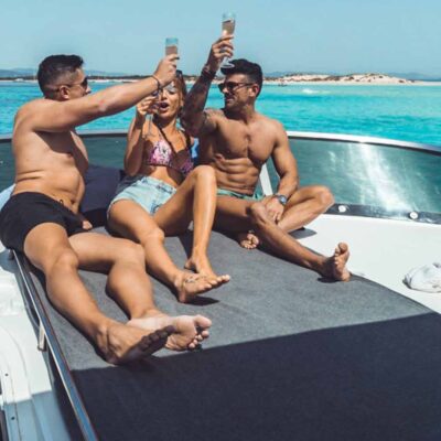 personas tomando sol solarium proa yate