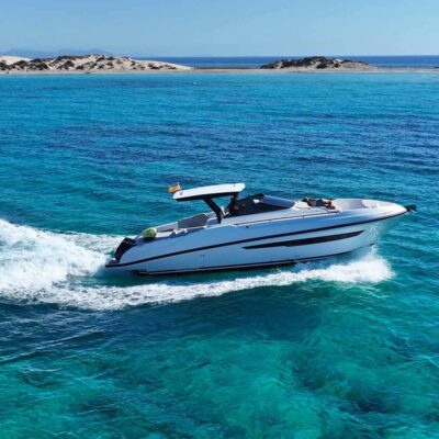 yate blanco navega agua turquesa