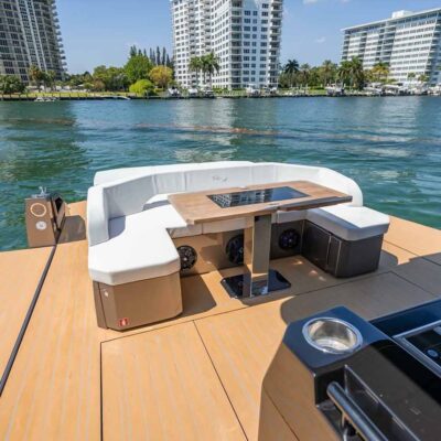 yate terraza exterior mesa sofa