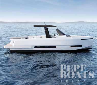 yate blanco fondeo estribor logo pepeboats ibiza