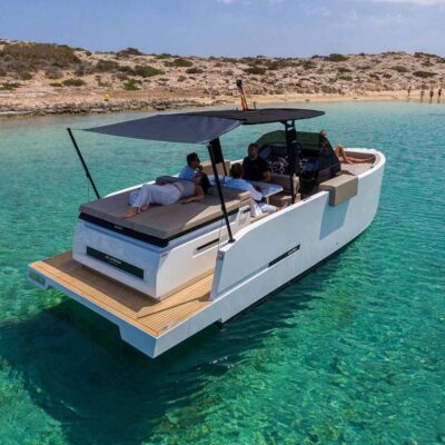 yate blanco bimini fondeo estribor