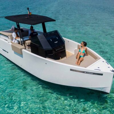yate blanco fondeo solarium proa