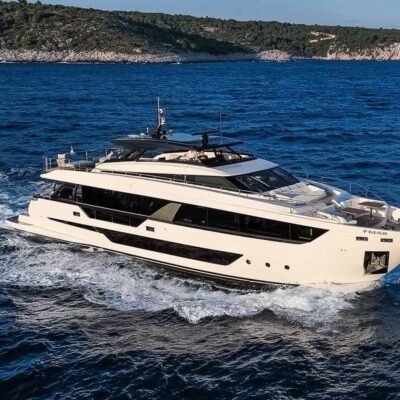 yate blanco grande navega crucero