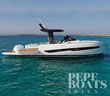 yate blanco fondeo estribor