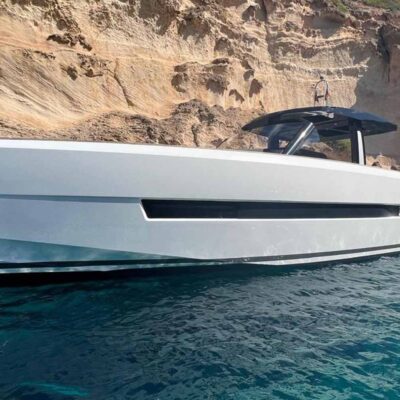 yate blanco fondeo babor
