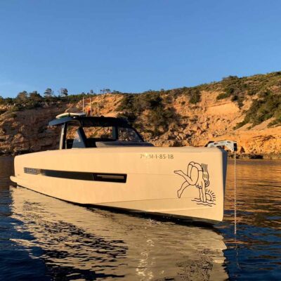 yate blanco fondeo estribor