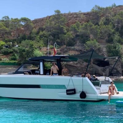 yate blanco personas plataforma bano popa