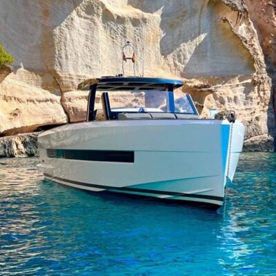 yate blanco fondeo proa