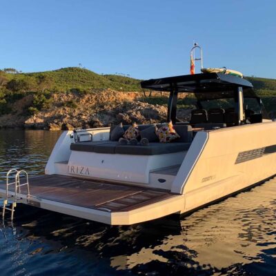 yate blanco plataformas bano