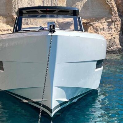 yate blanco proa