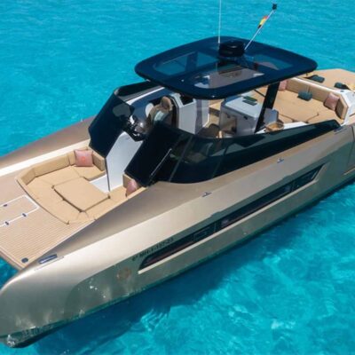 catamaran dorado fondeo