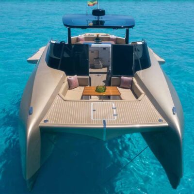 catamaran dorado fondeo popa