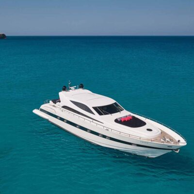 yate blanco fondeo agua turquesa