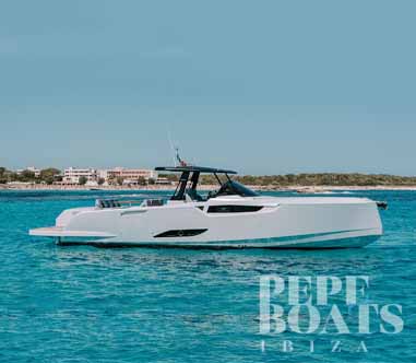 yate blanco fondeo agua turquesa