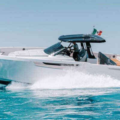 yate blanco hombre navega crucero